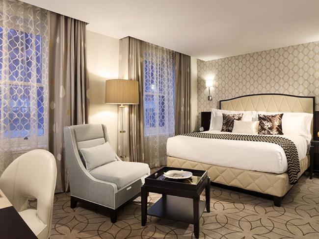 Rosewood Hotel Georgia ở Vancouver cung cấp tầm nhìn tuyệt đẹp hướng về phía đường chân trời thành phố và đồ đạc trong phòng chỉ sử dụng những món cao cấp nhất.