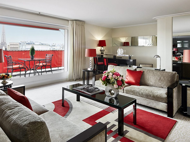 Khách sạn Plaza Athenee thanh lịch có lối thiết kế theo phong cách Paris cổ điển, với đèn chùm, sân trong đầy các loại cây và nội thất được thiết kế kỹ càng.