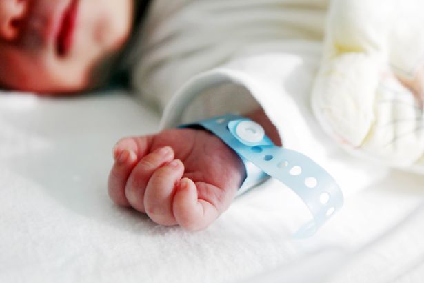 Nga: Ngất khi thấy con “chết 7 năm” đang sống trong trại mồ côi - 1