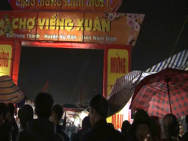 Media - Phiên chợ cả năm họp một lần: Khách đổ về tắc đường dài 2km