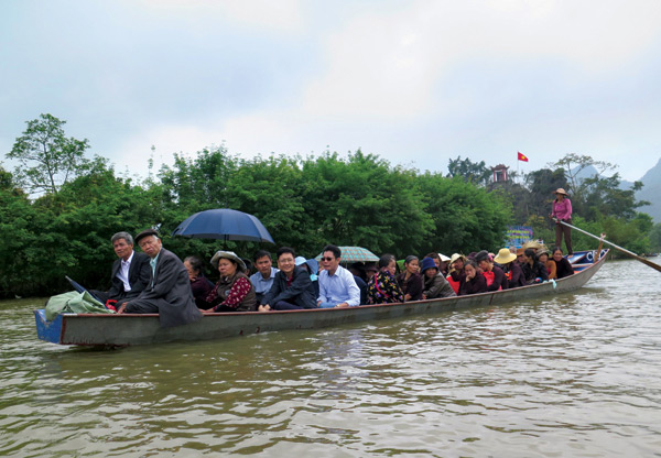 Đò chở quá tải, “giật” khách ở chùa Hương - 1