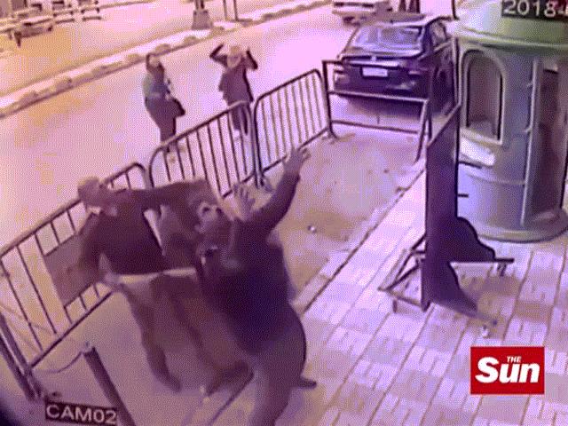 Thế giới - Khoảnh khắc cảnh sát Ai Cập đỡ bé rơi từ nhà tầng bằng tay không