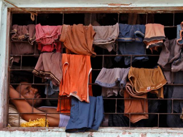 Tài chính - Bất động sản - "Nhà quan tài" ở Hong Kong và những căn hộ nhỏ đến mức khó tin trên TG