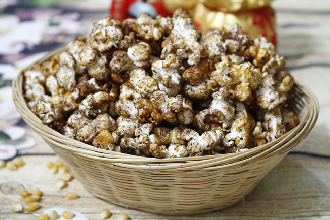 Cuối tuần rảnh rỗi làm bắp rang bơ chocolate, vừa xem phim vừa nhấm nháp - 1