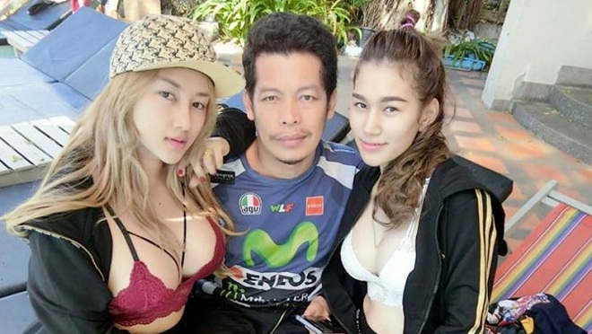 Người đàn ông sống hạnh phúc với 2 vợ xinh đẹp và 9 con ở Thái Lan - 1