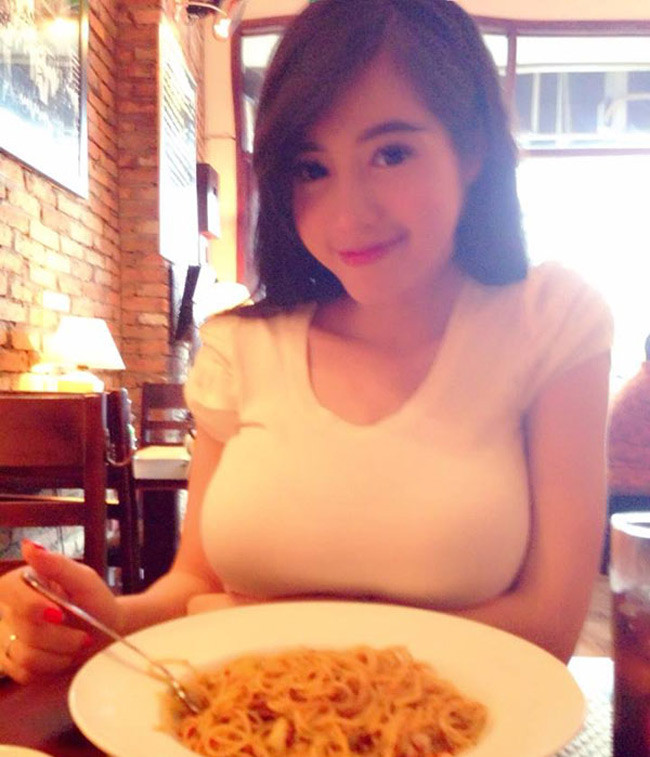 Không hở hang nhưng vòng một đồ sộ của Elly Trần khiến ai nấy đều sửng sốt.