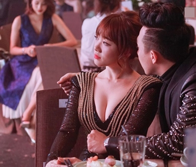 Hari Won thường ngày bị chê mập nhưng nhìn bức hình trong bữa tiệc khi cô ngồi cạnh Trấn Thành, ai cũng nhận ra vẻ sexy không ngờ của nữ ca sĩ người Hàn.