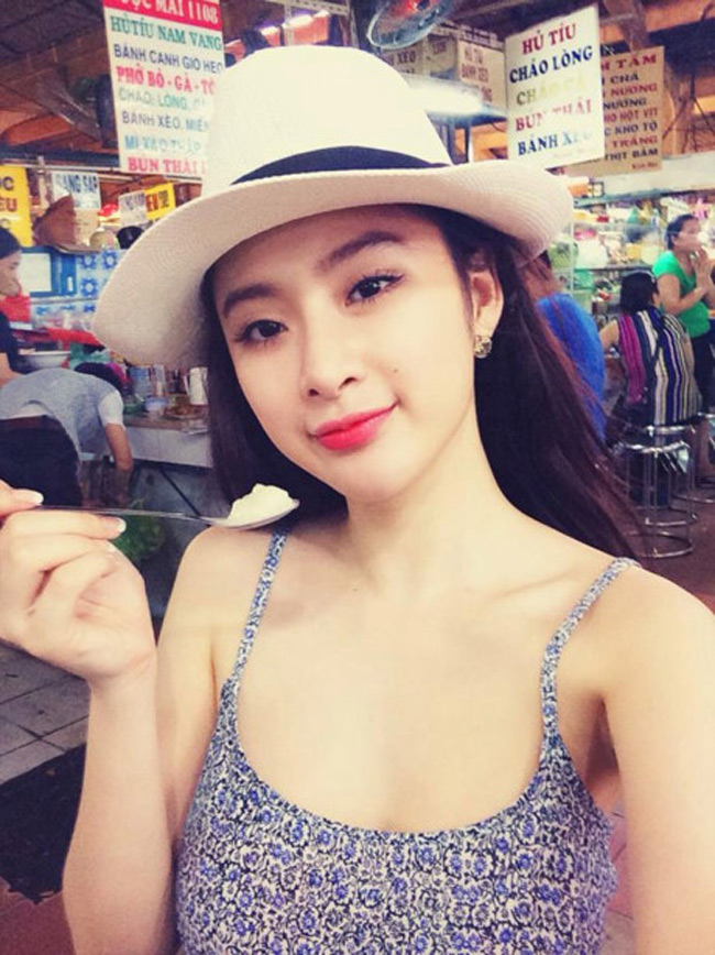 Khi đi ăn quán vỉa hè, Angela Phương Trinh diện đồ thoáng mát, khoe khéo vòng một nảy nở.