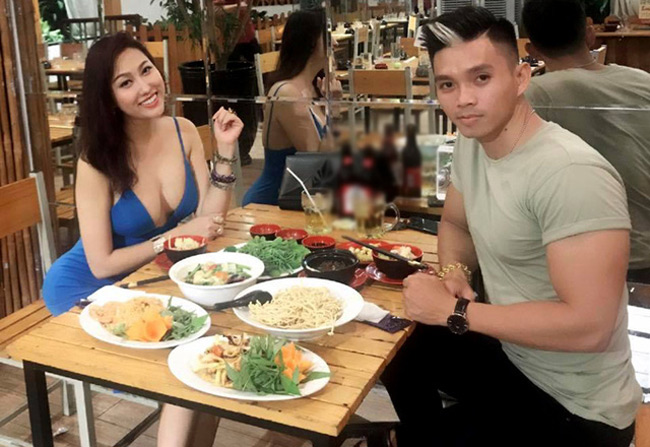 Trang phục quá hở của nữ diễn viên khiến nhiều người thấy ái ngại.