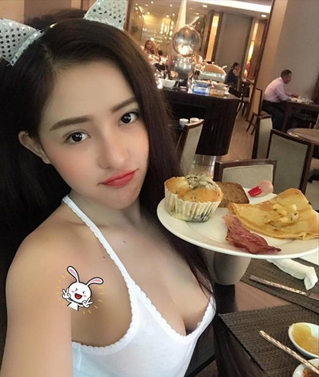 Ngân 98 không nằm ngoài trào lưu của một số người đẹp khoe vòng một bên đồ ăn.