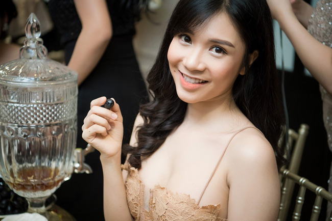 Thanh Bi sexy tràn đầy với váy hai dây trễ nải bên bàn tiệc.