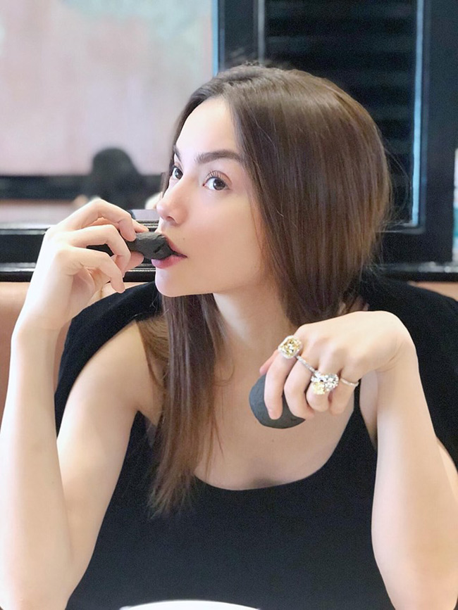 Trong một lần gần đây, Hồ Ngọc Hà lại gây xôn xao vì bức ảnh chụp hình cùng chiếc bánh lạ màu đen mà cô đố mọi người biết là món gì. Đây chính là loại bánh mỳ đen đặc biệt khi nữ ca sĩ sang Thái Lan du lịch.