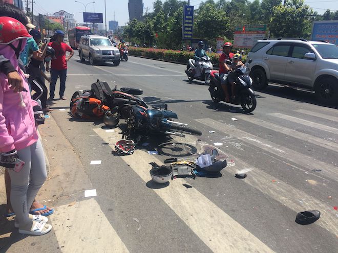 Gần chục người nằm la liệt sau “cú húc trời giáng” bởi ô tô khách - 4