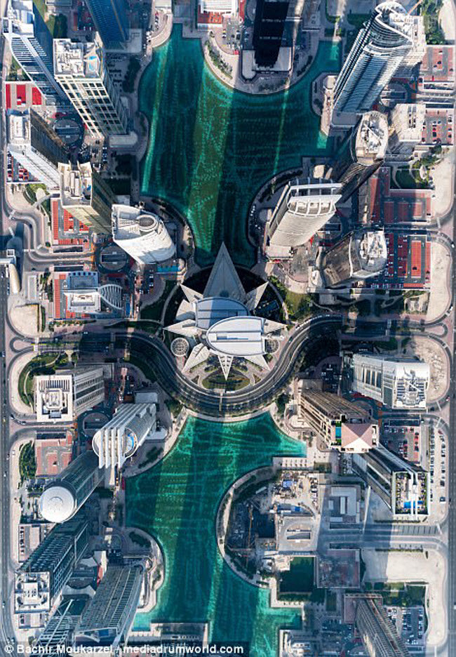 Thành phố Dubai trông như một bức tranh vẽ hài hòa khi nhìn từ trên cao.