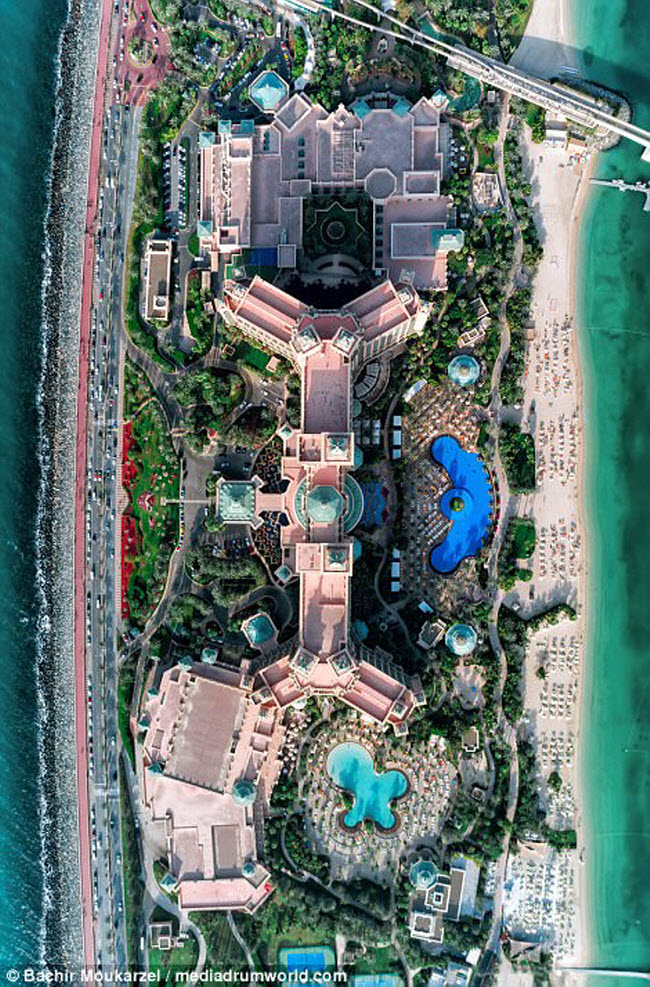 Khách sạn và bể bơi tại khu Atlantis, The Palm.