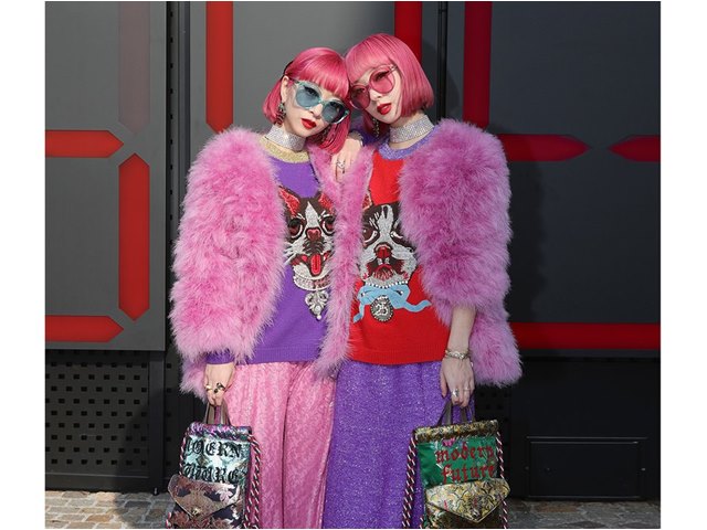 Xu hướng thời trang - Áo hồng, tóc hồng nổi "bần bật" - 2 tín đồ Nhật náo loạn đường phố Milan FW