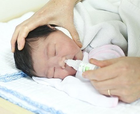 Cách rửa mũi bằng nước muối sinh lý cho trẻ tránh bệnh tai-mũi-họng - 1