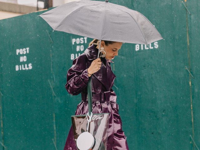 Xu hướng thời trang - Mặc mưa gió, tín đồ thế giới vẫn diện "ngút trời" đi xem thời trang