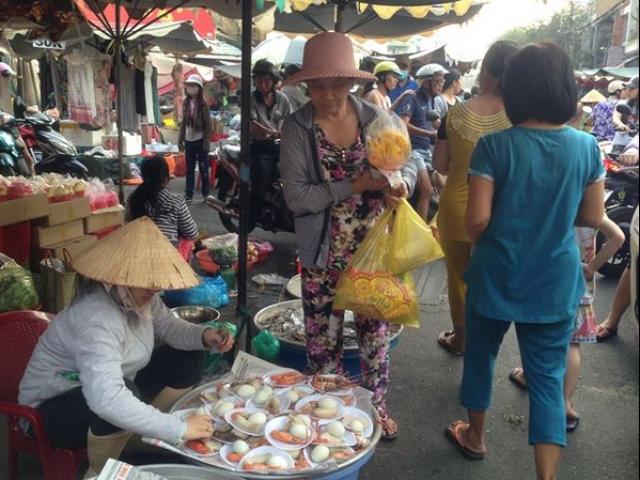Thị trường - Tiêu dùng - TPHCM: Người dân tấp nập mua đồ cúng ngày vía Thần tài