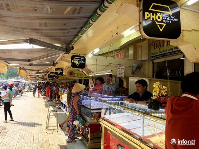 Tài chính - Bất động sản - Hà Nội xếp hàng từ nửa đêm, Phố Vàng TP.HCM thưa khách ngày vía Thần Tài