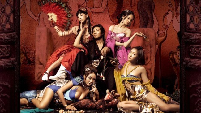 Không chỉ gây chú ý về đề tài nóng, Sex and zen còn được nhiều người nhớ tới là bộ phim cấp 3 đầu tiên được sản xuất với định dạng 3D. Bộ phim dựa trên tác phẩm văn học cổ Trung Quốc, kể về một nam thanh niên sau khi bị lôi kéo vào những cuộc ăn chơi của giới phụ nữ quý tộc&nbsp;mang màu sắc đen tối, kịch tính và hài hước.