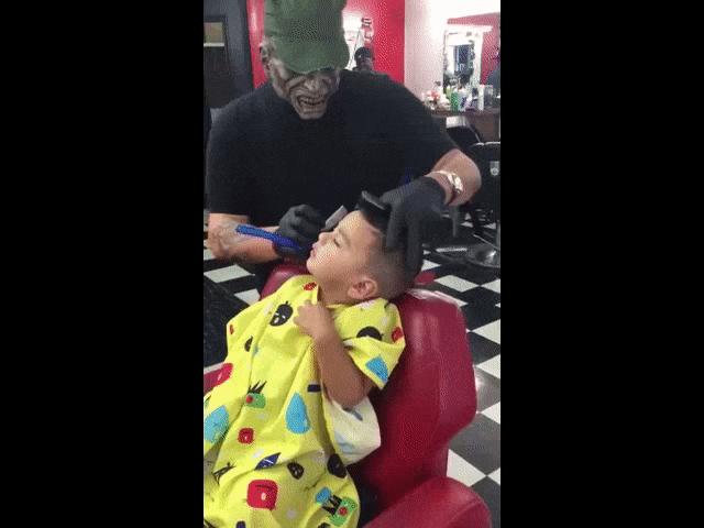 Video Clip Cười - Biện pháp giúp các nhóc tì ngồi im khi đi cắt tóc