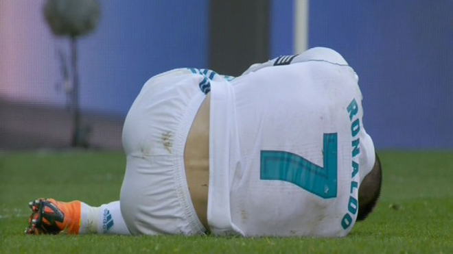 Real đại thắng: Ronaldo, Bale bị chặt chém rợn người vẫn bùng nổ - 1