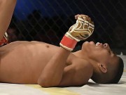 Thể thao - Chấn thương đáng sợ: Võ sỹ MMA tung cú đá, chân vặn ngược 180 độ
