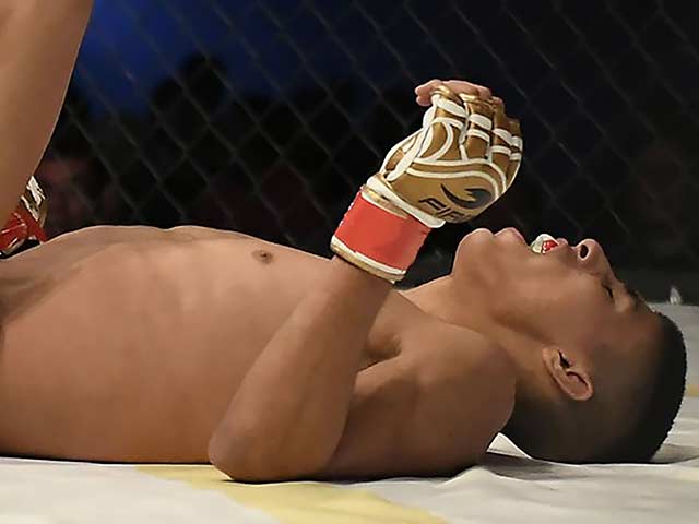 Thể thao - Chấn thương đáng sợ: Võ sỹ MMA tung cú đá, chân vặn ngược 180 độ