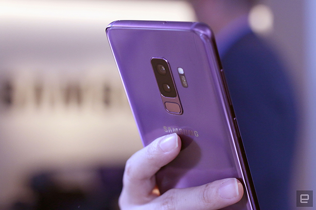 Hơn thế nữa, Galaxy S9 và S9+ còn đi kèm với ứng dụng SmartThings mới, có nhiệm vụ kết nối các dịch vụ IoT (kết nối vạn vật) hiện có của Samsung thành một trải nghiệm thông minh liền mạch.