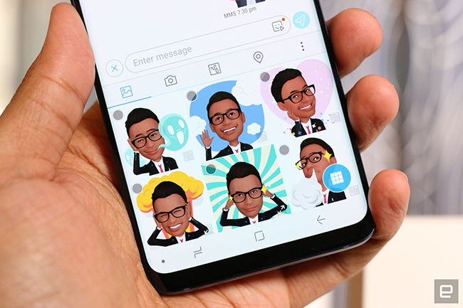 Samsung Galaxy S9/S9+ cho phép người dùng tạo ra một emoji nhìn, phát tiếng và cử động giống như họ. AR Emoji sử dụng thuật toán tự động học hỏi dựa trên dữ liệu, phân tích hình ảnh 2D của người dùng và vẽ ra hơn 100 nét mặt để tạo ra một mô hình 3D có khả năng phản ánh và bắt chước các biểu cảm mang tính cá nhân hóa thật sự, như nháy mắt và gật đầu...
