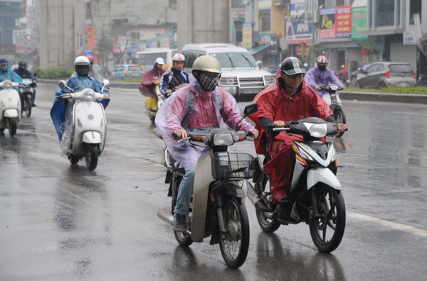 Người dân miền Bắc hứng chịu mưa phùn, nồm ẩm kéo dài - 1