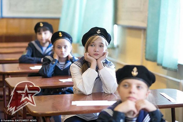 Trường dạy các bé gái Nga cầm súng, ném lựu đạn - 1