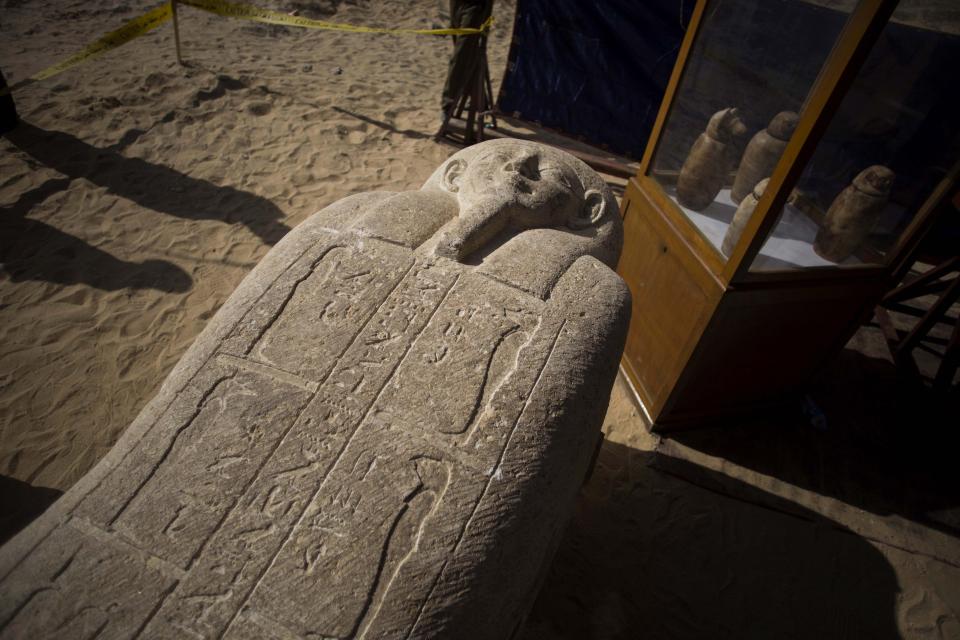 Tìm thấy nghĩa trang chứa đầy xác ướp nghìn năm ở Ai Cập - 1