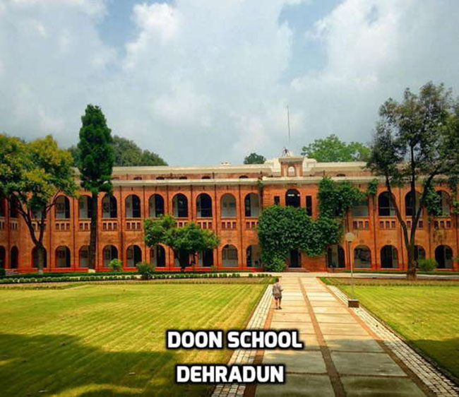 Trường Doon tại Dehradun thuộc bang Uttarakhand, Ấn Độ. Đây là một trong những thành phố đang được phát triển mạnh tại Ấn. Trường Doon được coi là một trong những trường học đáng mơ ước của nhiều học sinh trong nước bởi ngoài hệ thống giáo dục tốt, trường còn rất chú trọng các điều kiện vật chất và sinh hoạt cho học sinh. Trường có kiến trúc rất thanh thoát và một khu vực sinh hoạt thiên nhiên vô cùng hoàn hảo.