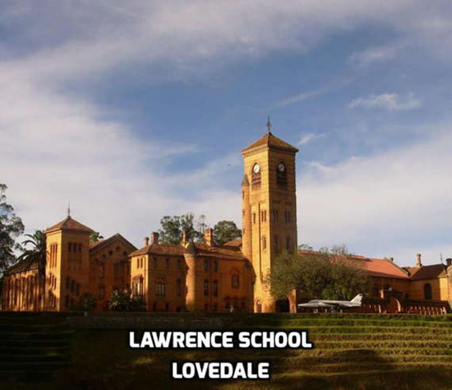 Trường Trung học quốc tế Lawrence ở Lovedale. Ngôi trường có kiến trúc và hệ giáo dục truyền thống của Anh Quốc. Bước chân vào trường bạn sẽ tưởng như mình đang ở một ngôi trường tại London.