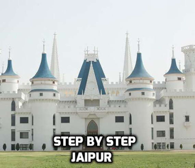 Trường Step by Step ở Jaipur là ngôi trường trong mơ đẹp với vẻ đẹp được ví như một lâu đài trong các câu chuyện cổ tích.