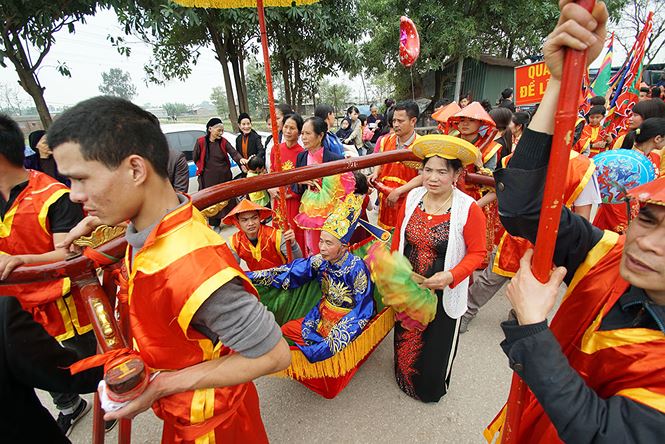 Về đền Sái xem chúa vung tiền, vua đi kiệu - 12