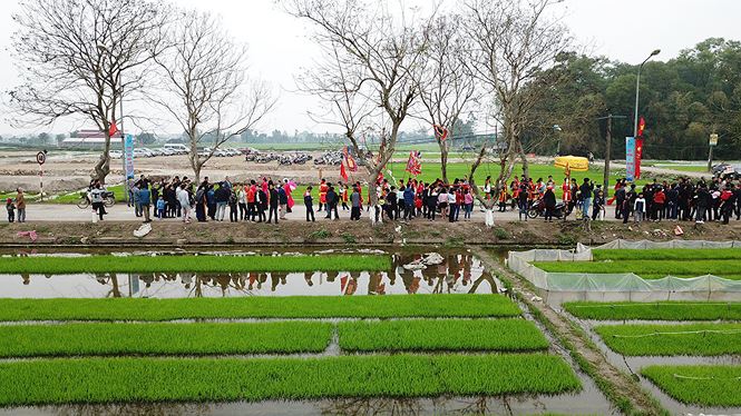Về đền Sái xem chúa vung tiền, vua đi kiệu - 14
