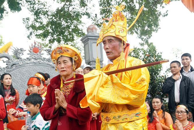 Về đền Sái xem chúa vung tiền, vua đi kiệu - 5