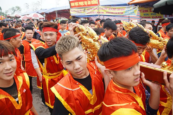 Về đền Sái xem chúa vung tiền, vua đi kiệu - 8