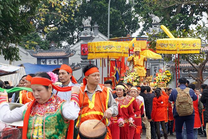 Về đền Sái xem chúa vung tiền, vua đi kiệu - 9