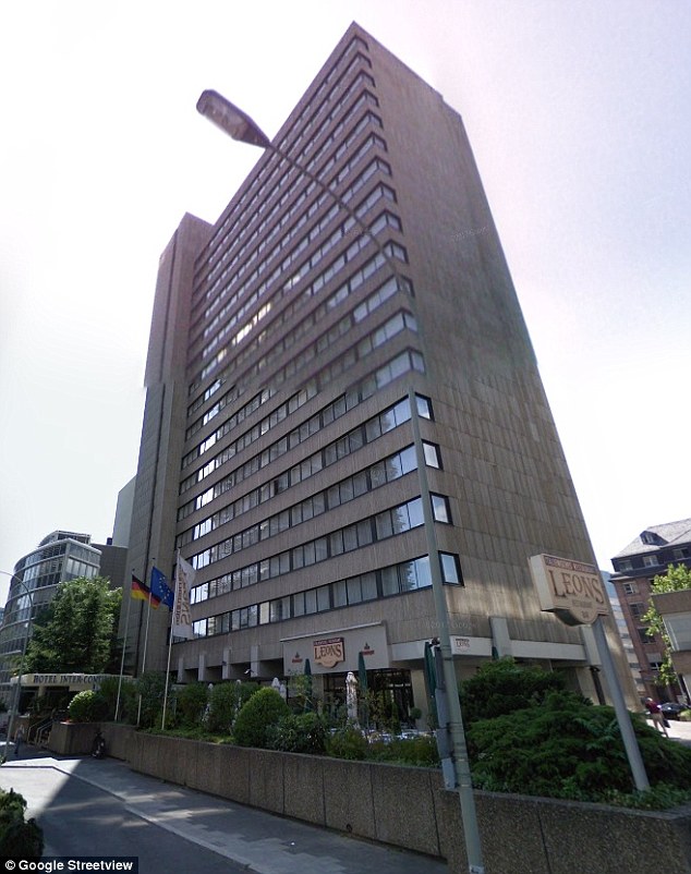 Hoàng tử Đức vừa ra tù, liền nhảy từ tầng 21 tự sát - 2