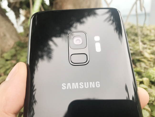 Galaxy S9 dùng camera đơn 12MP, khẩu độ f/1.5 và f/2.4. Nhờ đó, máy sẽ thu về nhiều hơn 28% lượng ánh sáng cần thiết và giảm ồn khoảng 30% so với bản cũ. Cảm biến vân tay đã được di chuyển xuống dưới camera giúp người dùng có trải nghiệm hoàn hảo nhất.