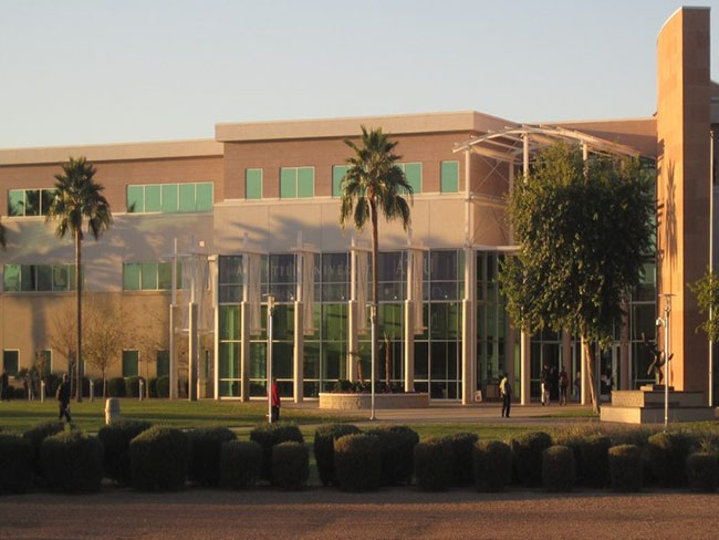 Đại học Y khoa Osteopathic ở Arizona - Mesa, Arizona, thuộc Đại học Still có diện tích hơn 9.000 m2. Kiến trúc của trường được sắp xếp hợp lý hiện đại nhưng đơn giản và tuyệt đẹp.