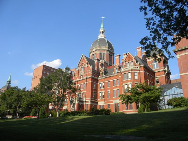 Trường Y khoa Đại học Johns Hopkins - thành phố Baltimore, Maryland: Trường Y khoa Đại học Johns Hopkins mang kiến trúc Gothic ấn tượng. Cấu trúc gạch đỏ đan xen với cảnh quan tuyệt đẹp và cây xanh tươi tốt bao xung quanh là một trong những điểm mang lại danh tiếng cho ngôi trường này.