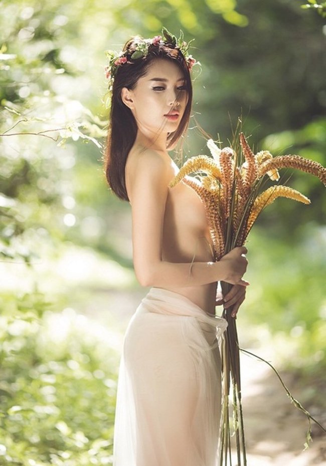 Siêu mẫu Lan Hương “đốt mắt” người nhìn khi để hờ hững vòng 1 và quấn khăn mỏng tang che phần thân dưới.