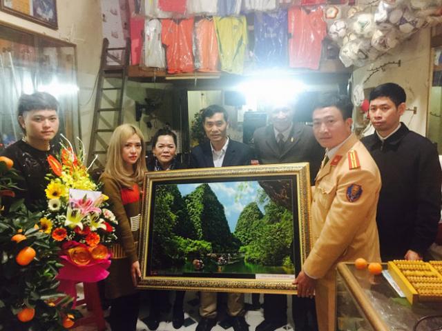 Tin tức trong ngày - Công an tặng quà cho cô gái quay clip "quái xế" vu oan CSGT đánh người