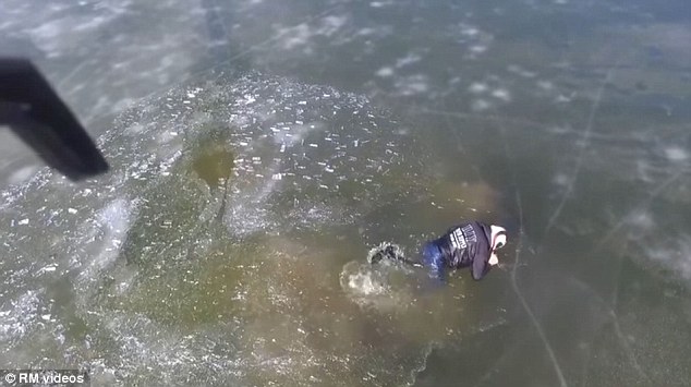 Video: Tự cứu mình giữa hồ băng bằng một cặp tua-vít - 1