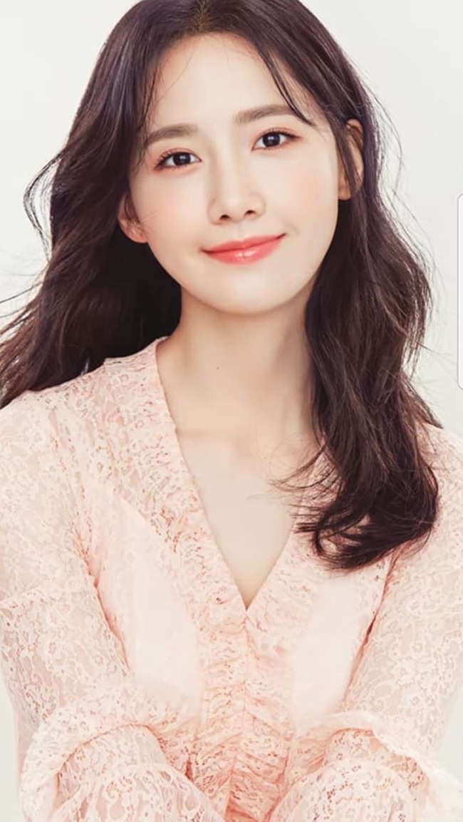 Yoona (SNSD) được mệnh danh là nữ thần Kpop nhờ vẻ đẹp trong sáng, dễ thương. Không đi theo hình ảnh gợi cảm song ca sĩ sinh năm 1990 vẫn vướng thị phi quấy rối tình dục.